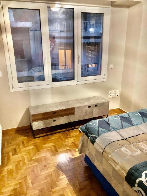 Economy Shared Apartment D In Central Атина Екстериор снимка
