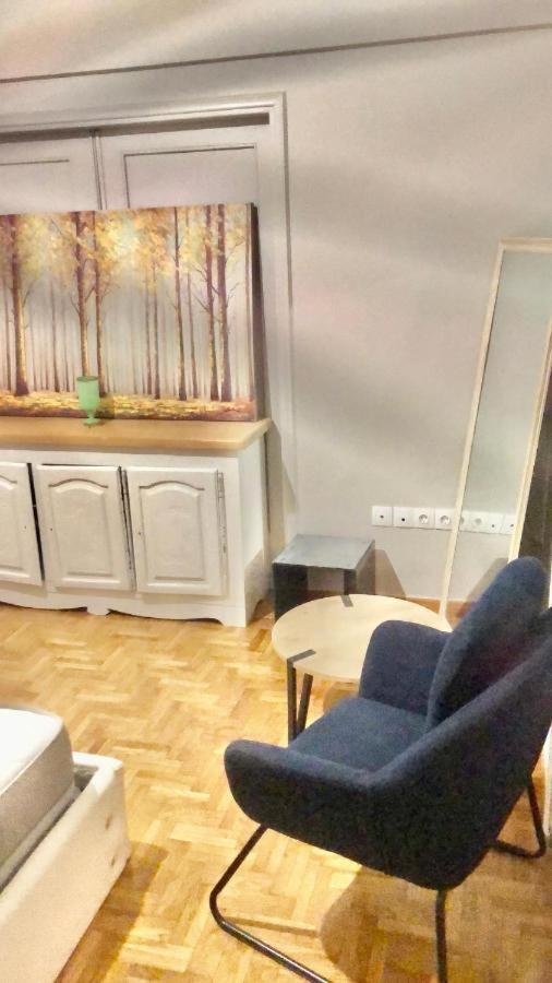Economy Shared Apartment D In Central Атина Екстериор снимка